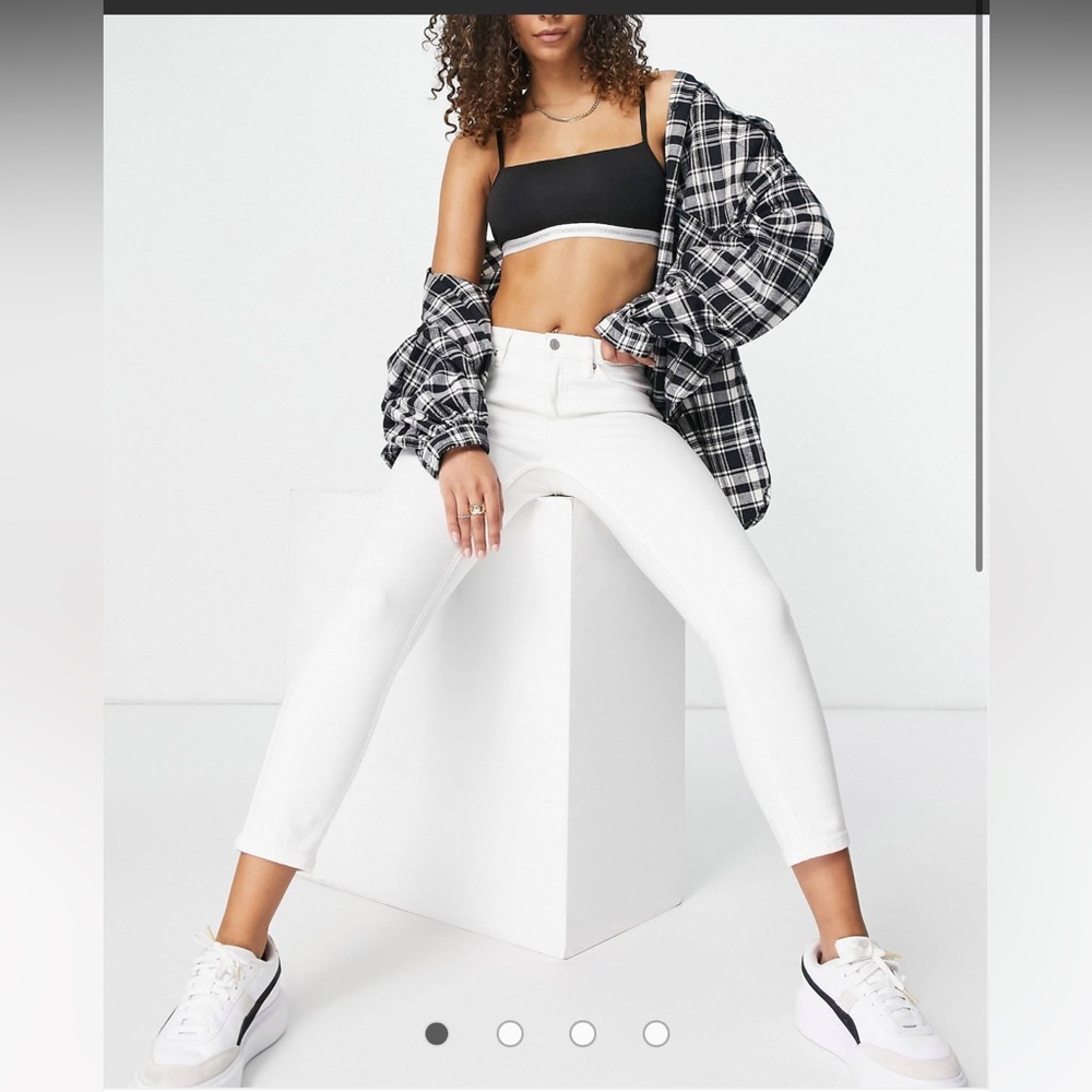 Calvin Klein Jeans high rise crop jean in white, size 28, new.